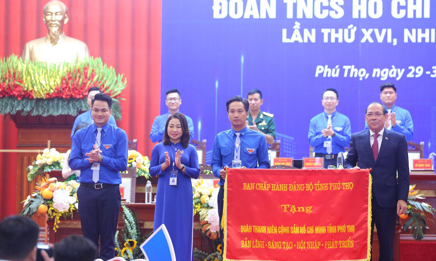 Dịp này, lãnh đạo Tỉnh ủy Phú Thọ tặng bức trướng tới Đoàn TNCS Hồ Chí Minh tỉnh Phú Thọ với dòng chữ &quot;Bản lĩnh - sáng tạo - hội nhập - phát triển&quot;.