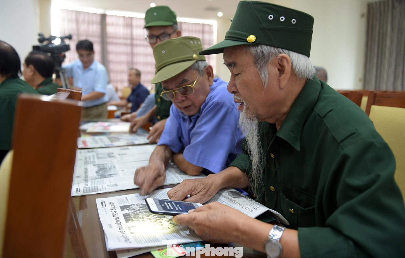 Ông Đỗ Văn Hương (SN 1946, Hà Nội) cùng đồng đội K53 đọc bài &quot;Chuyện về một đơn vị TNXP đặc biệt&quot; trên Báo Tiền Phong