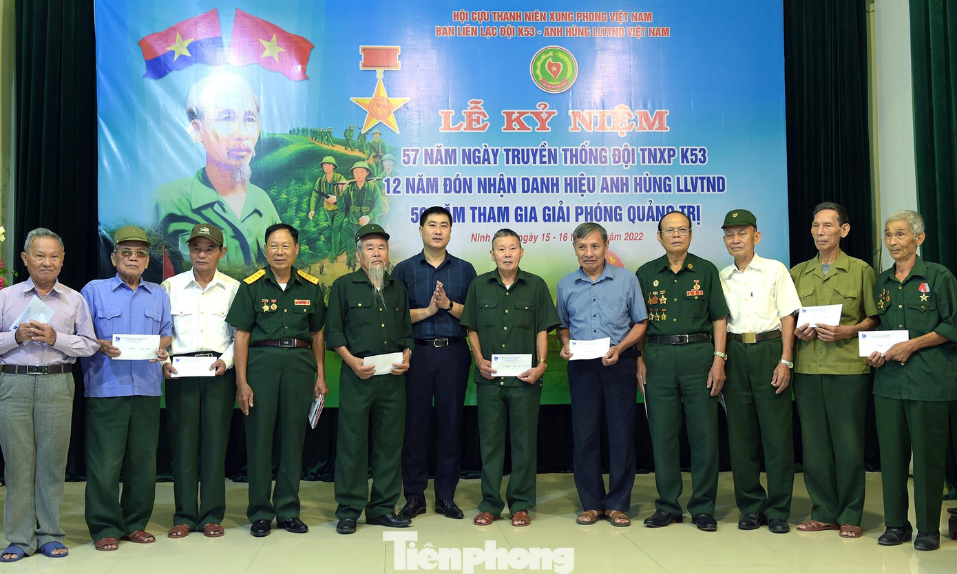 Anh Trịnh Như Lâm, Bí thư Tỉnh Đoàn Ninh Bình trao quà tới các đội viên Đội K53