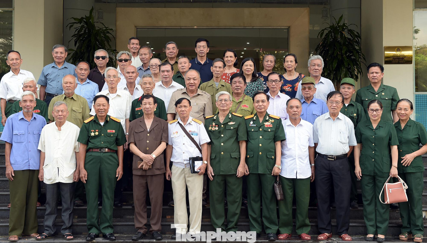 Các đội viên Đội TNXP K53 và cán bộ Hội Cựu TNXP các tỉnh chụp ảnh lưu niệm