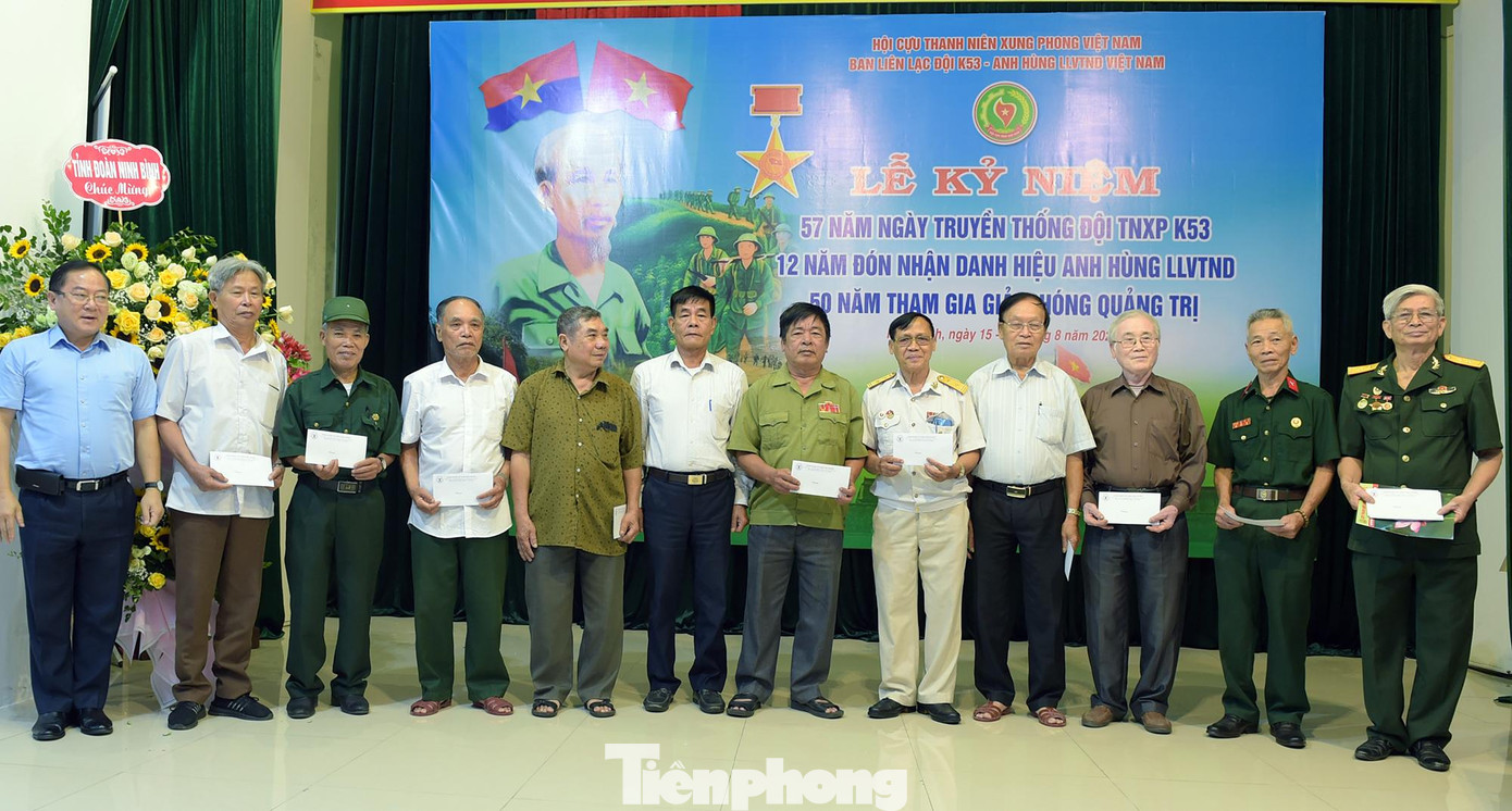 Nhà báo Lê Xuân Sơn và ông Lê Văn Khoản trao quà tới các đội viên Đội K53