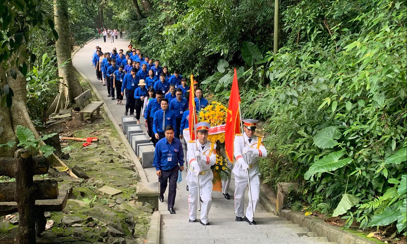 Đoàn đại biểu dâng hương, dâng hoa báo công các Vua Hùng. Ảnh: TĐPT Đoàn đại biểu dâng hương, dâng hoa báo công các Vua Hùng. Ảnh: TĐPT