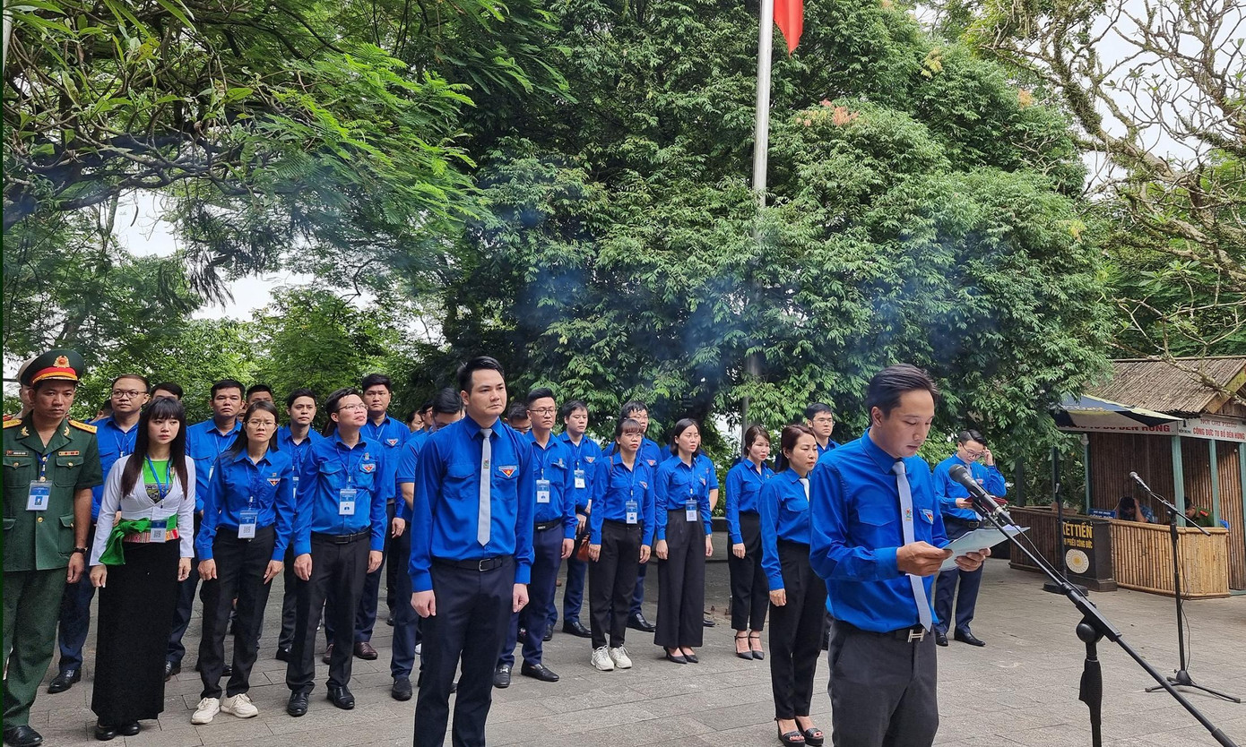 Anh Bùi Đức Giang báo công với các Vua Hùng tại buổi lễ. Ảnh: TĐPT Anh Bùi Đức Giang báo công với các Vua Hùng tại buổi lễ. Ảnh: TĐPT