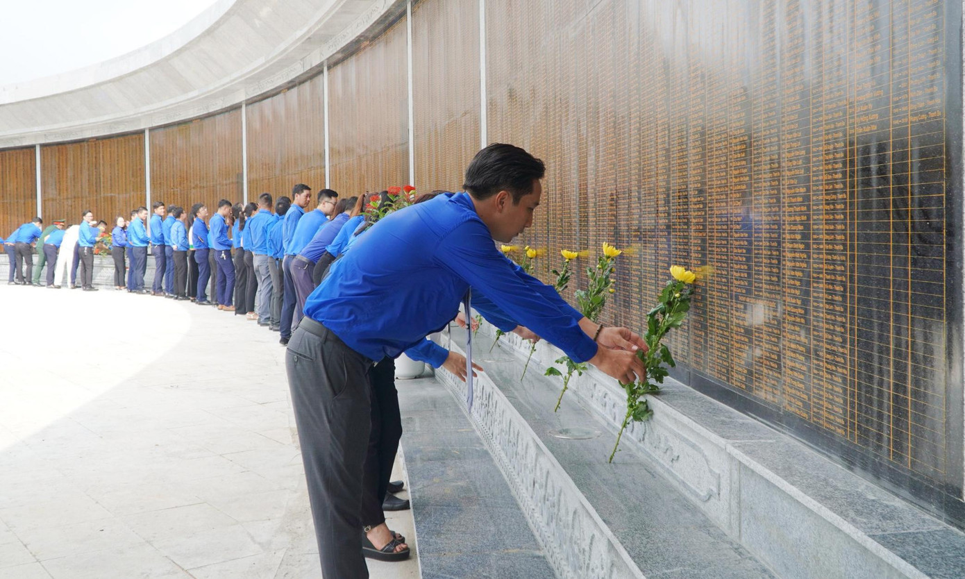 Đoàn đã dâng hoa tưởng niệm các anh hùng liệt sĩ tại Đài tưởng niệm các anh hùng liệt sĩ tỉnh Phú Thọ Đoàn đã dâng hoa tưởng niệm các anh hùng liệt sĩ tại Đài tưởng niệm các anh hùng liệt sĩ tỉnh Phú Thọ
