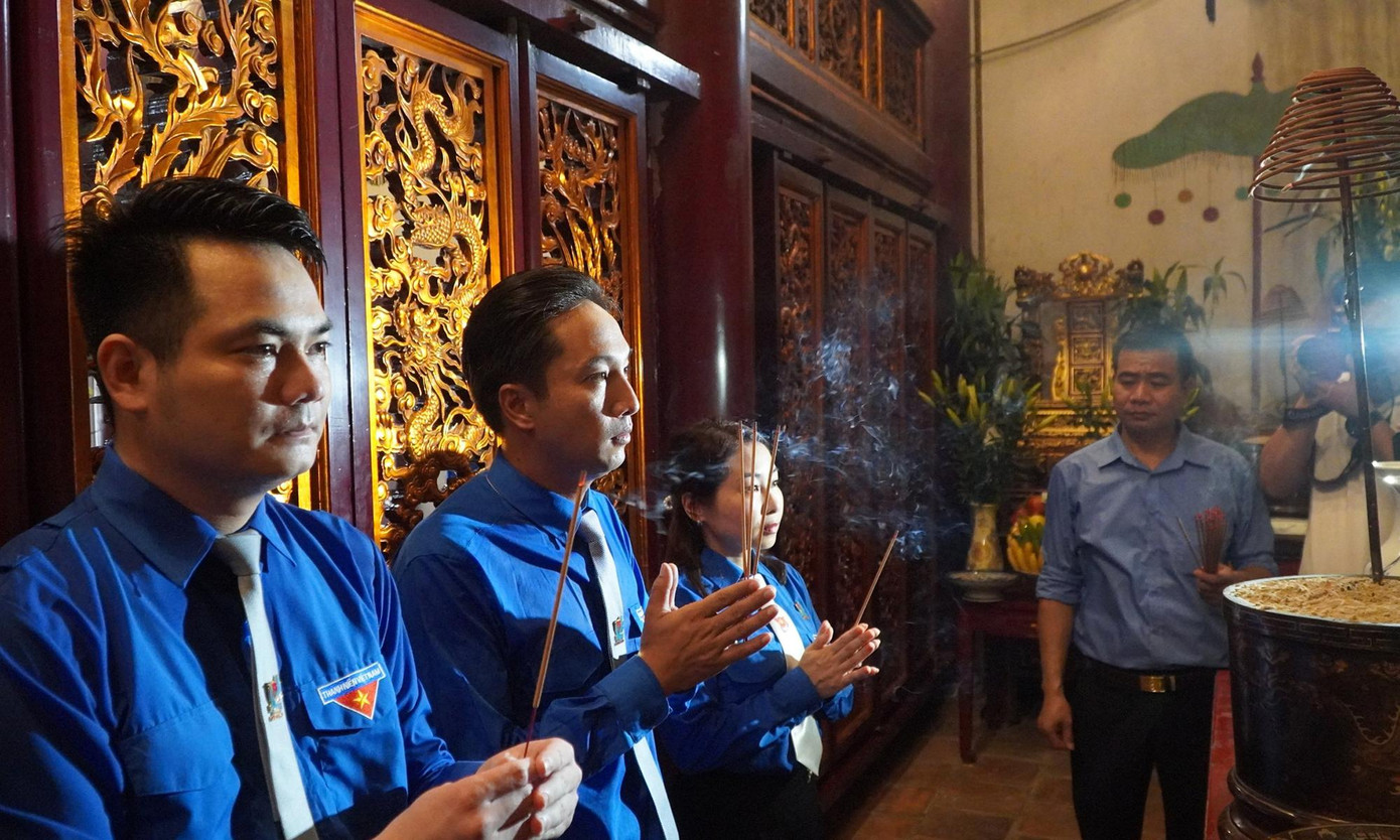 Trưởng đoàn đại biểu báo công dâng hương kính cáo Trưởng đoàn đại biểu báo công dâng hương kính cáo