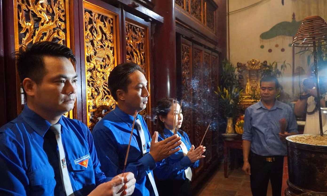 Trưởng đoàn đại biểu báo công dâng hương kính cáo Trưởng đoàn đại biểu báo công dâng hương kính cáo