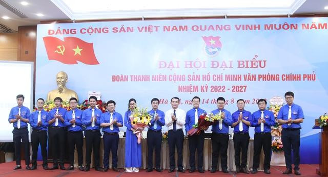 Phó Bí thư Đảng ủy Văn phòng Chính phủ Nguyễn Đức Minh và Quyền Bí thư Đoàn Khối các cơ quan Trung ương Bùi Hoàng Tùng tặng hoa chúc mừng Ban Chấp hành Đoàn Thanh niên Văn phòng Chính phủ nhiệm kỳ 2022 - 2027. Ảnh: Chinhphu.vn Phó Bí thư Đảng ủy Văn phòng Chính phủ Nguyễn Đức Minh và Quyền Bí thư Đoàn Khối các cơ quan Trung ương Bùi Hoàng Tùng tặng hoa chúc mừng Ban Chấp hành Đoàn Thanh niên Văn phòng Chính phủ nhiệm kỳ 2022 - 2027. Ảnh: Chinhphu.vn
