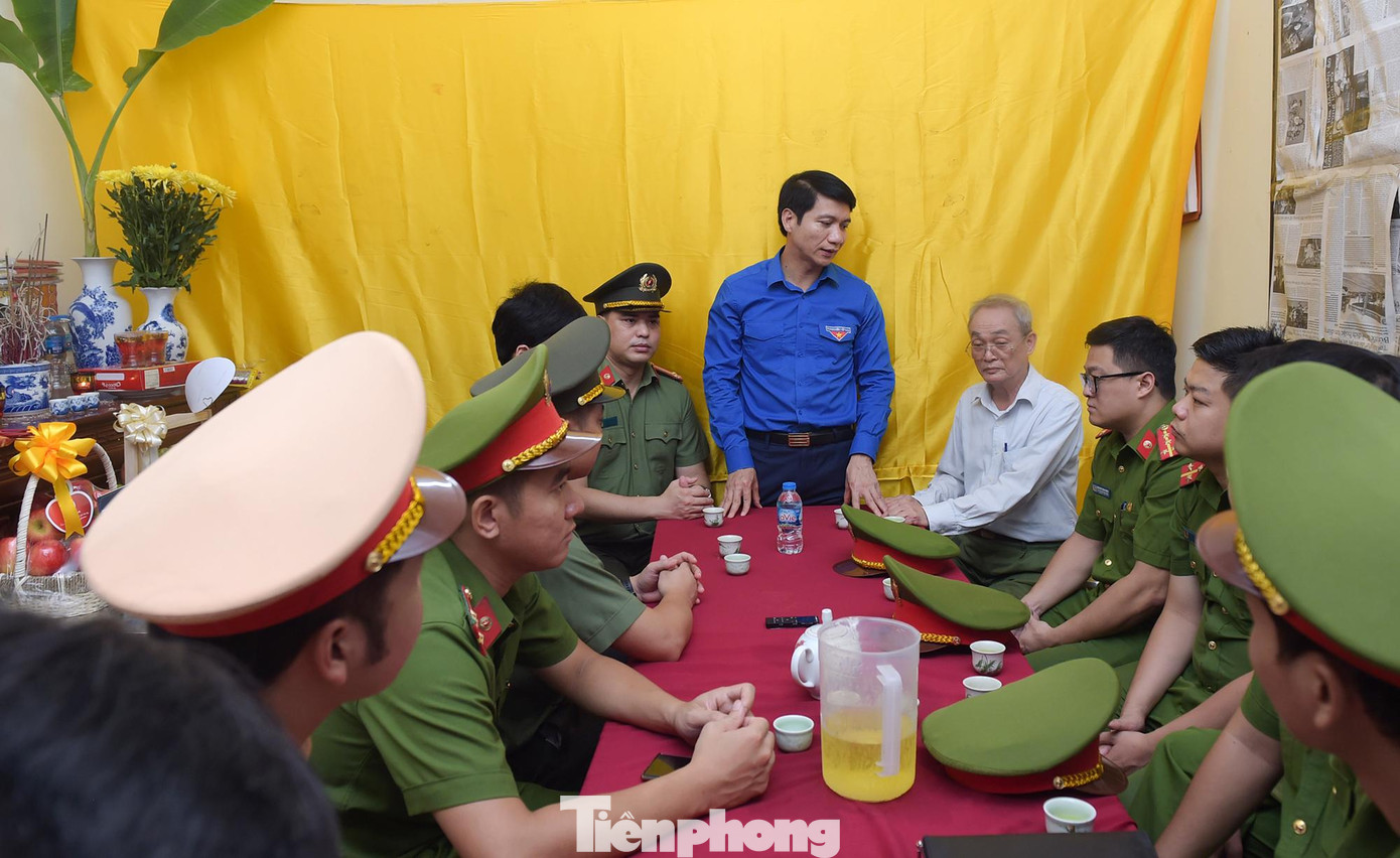 Anh Nguyễn Ngọc Lương thăm hỏi, động viên thân nhân liệt sĩ Đặng Anh Quân tại đường Láng. Anh Nguyễn Ngọc Lương thăm hỏi, động viên thân nhân liệt sĩ Đặng Anh Quân tại đường Láng.