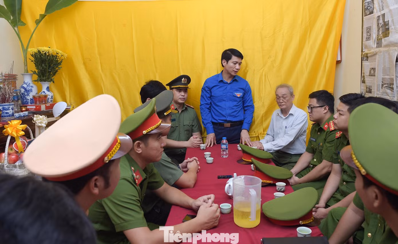 Anh Nguyễn Ngọc Lương thăm hỏi, động viên thân nhân liệt sĩ Đặng Anh Quân tại đường Láng.