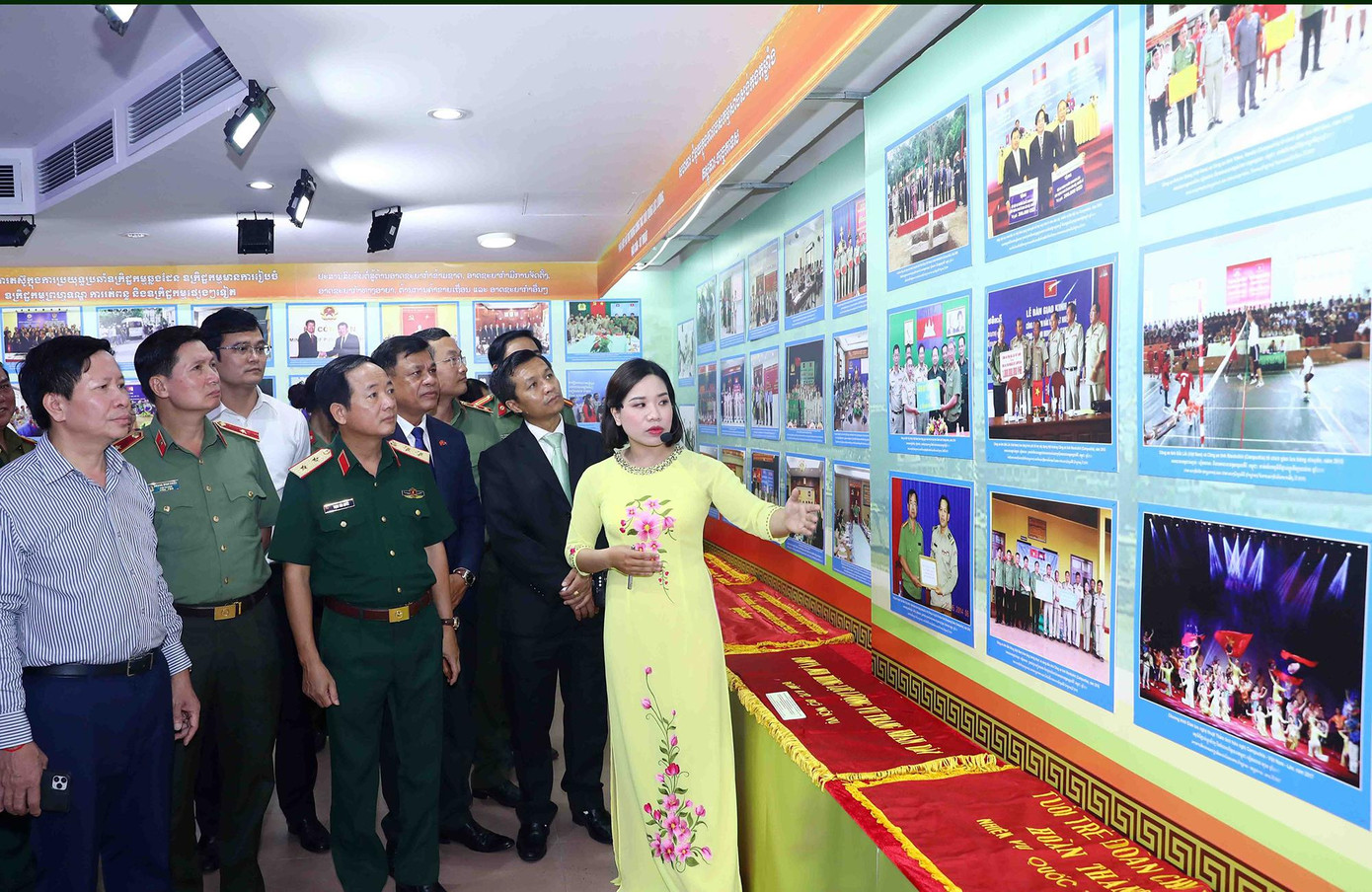 Triển lãm giới thiệu gần 300 hình ảnh; trên 500 tài liệu hiện vật và ấn phẩm tiêu biểu.