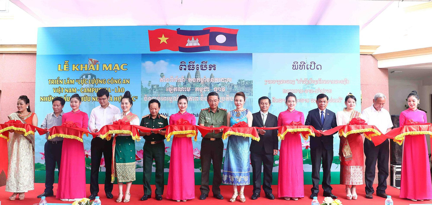 Các đại biểu cắt băng khai mạc triển lãm.