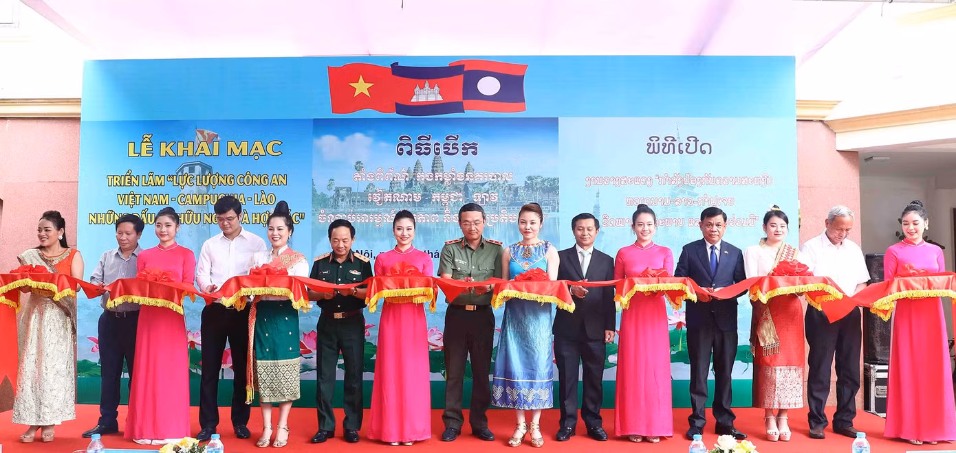 Các đại biểu cắt băng khai mạc triển lãm.