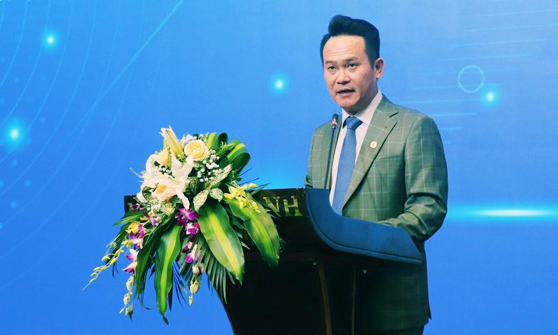 Anh Đặng Hồng Anh báo cáo tại hội nghị. Anh Đặng Hồng Anh báo cáo tại hội nghị.