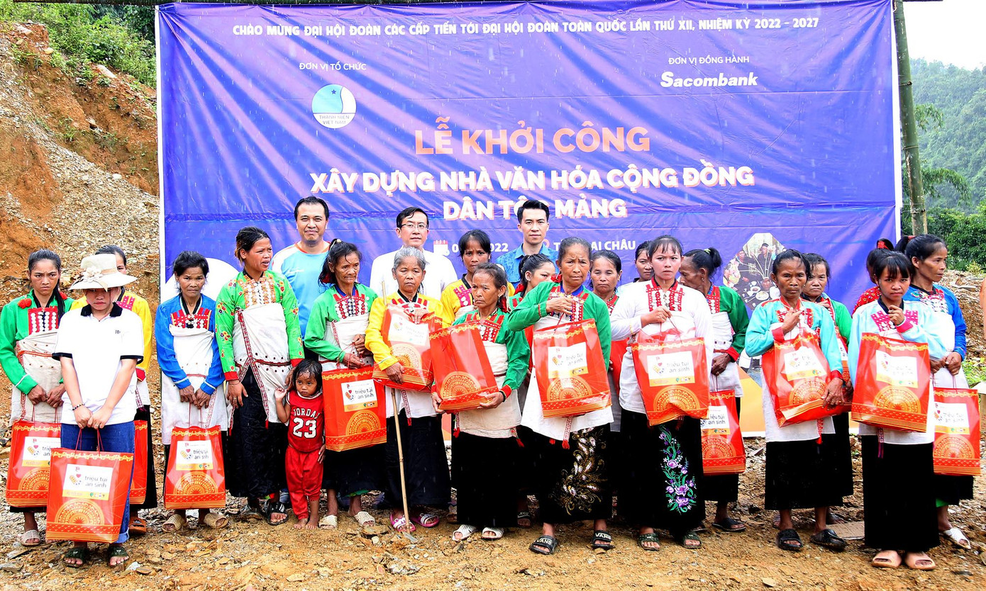 Nhiều phần quà được trao tặng đồng bào dân tộc Mảng. Ảnh: Lâm Đăng Hải Nhiều phần quà được trao tặng đồng bào dân tộc Mảng. Ảnh: Lâm Đăng Hải