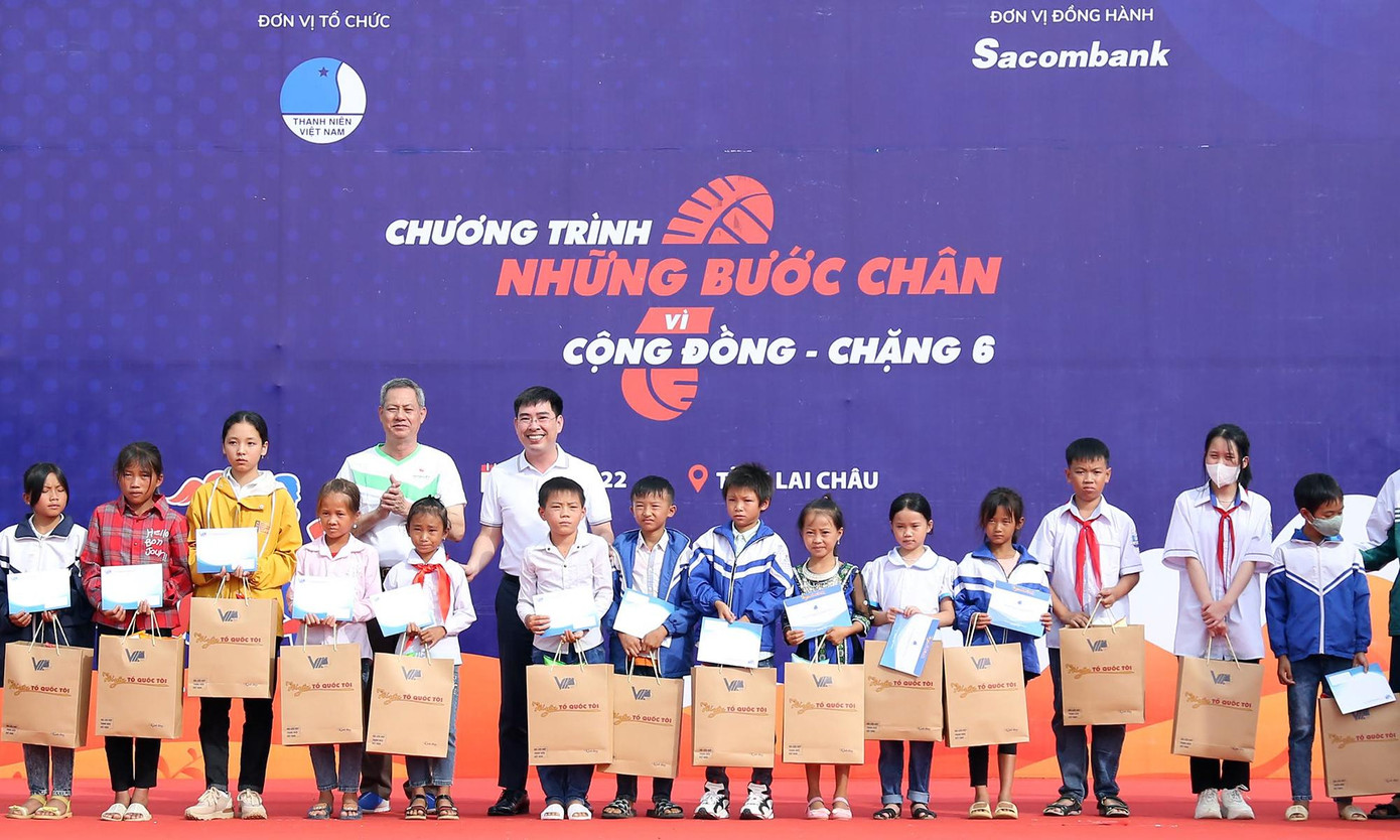 Nhiều phần quà được trao tặng các em học sinh. Nhiều phần quà được trao tặng các em học sinh.