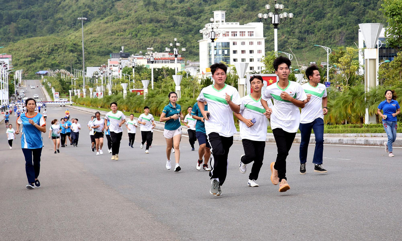 Đoàn viên thanh niên thể hiện tình yêu Tổ quốc bằng những bước chân tình nguyện vì cộng đồng. Ảnh: Lâm Đăng Hải Đoàn viên thanh niên thể hiện tình yêu Tổ quốc bằng những bước chân tình nguyện vì cộng đồng. Ảnh: Lâm Đăng Hải