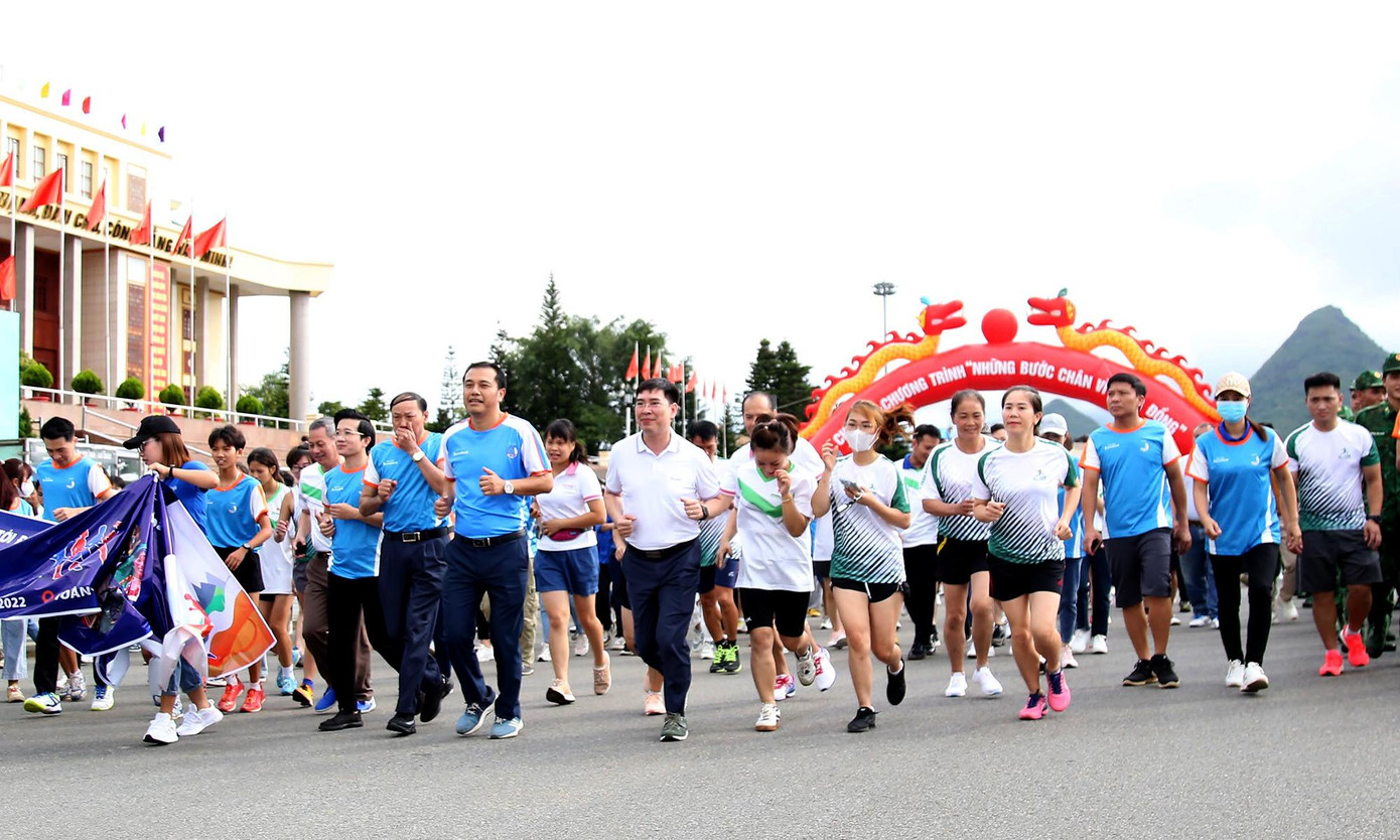 Các đại biểu và đoàn viên, thanh niên hưởng ứng chương trình sau lễ phát động. Ảnh: Lâm Đăng Hải. Các đại biểu và đoàn viên, thanh niên hưởng ứng chương trình sau lễ phát động. Ảnh: Lâm Đăng Hải.