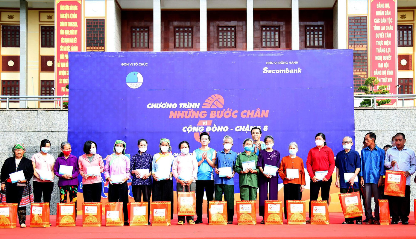 Ban Tổ chức tặng quà già làng, trưởng bản, người có uy tín, hộ gia đình chính sách. Ảnh: Lâm Đăng Hải Ban Tổ chức tặng quà già làng, trưởng bản, người có uy tín, hộ gia đình chính sách. Ảnh: Lâm Đăng Hải