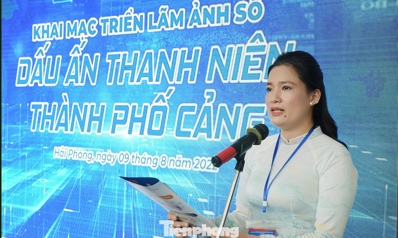 Chị Vương Toàn Thu Thủy, Bí thư Thành Đoàn phát biểu khai mạc triển lãm.