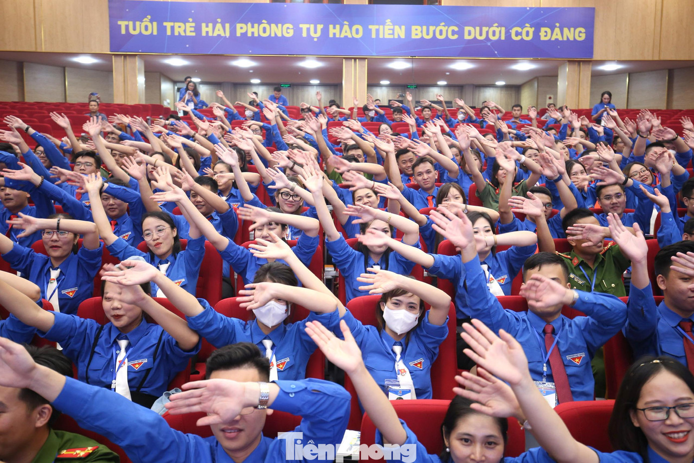 Trước khi bước vào chương trình làm việc của Đại hội, các đại biểu cùng thể hiện tinh thần trẻ trung, đoàn kết bằng những làn sóng cánh tay.