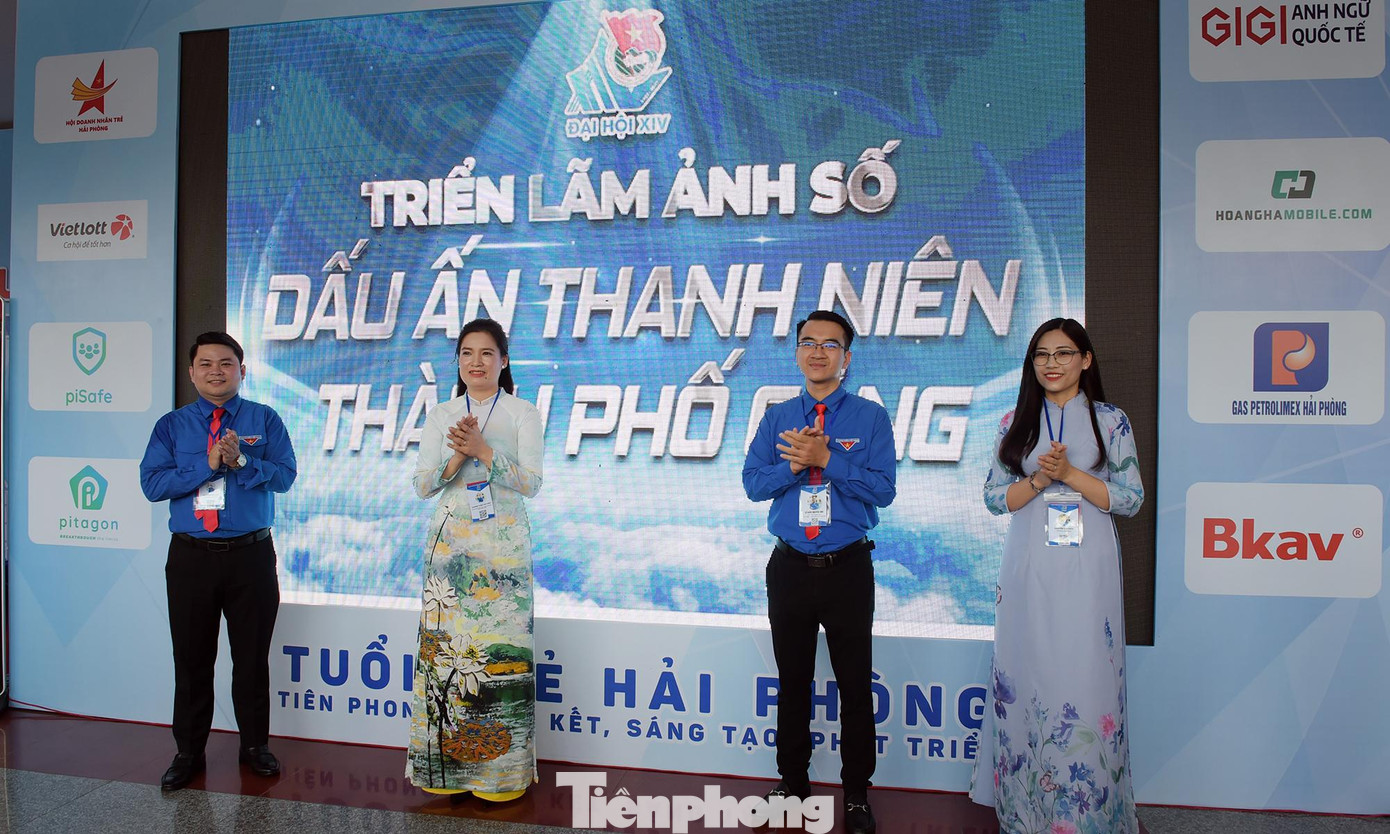 Các đại biểu thực hiện nghi thức khai mạc triển lãm.