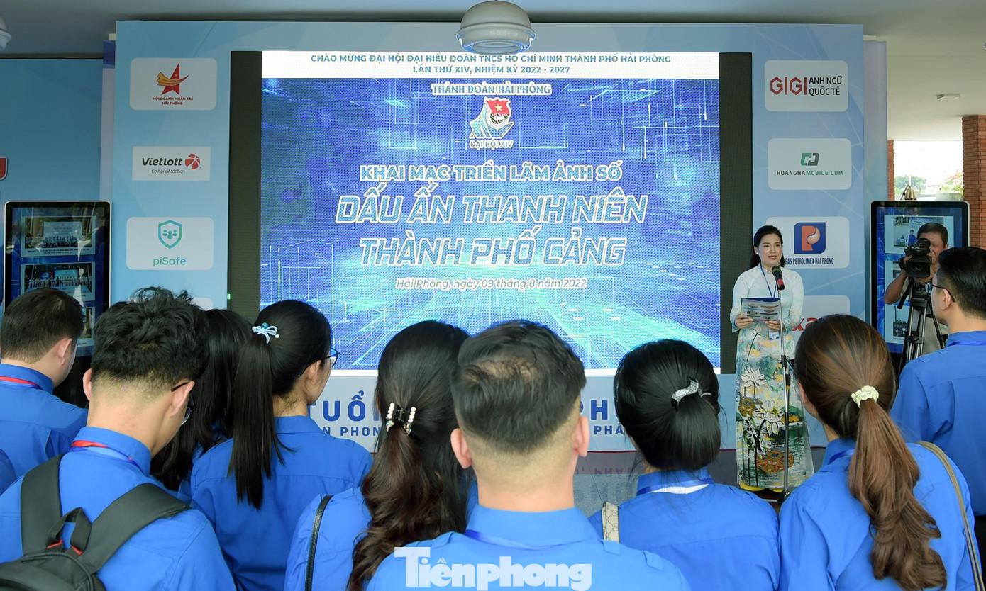 Triển lãm ảnh số với chủ đề "Dấu ấn thanh niên thành phố Cảng" chiều 9/8.