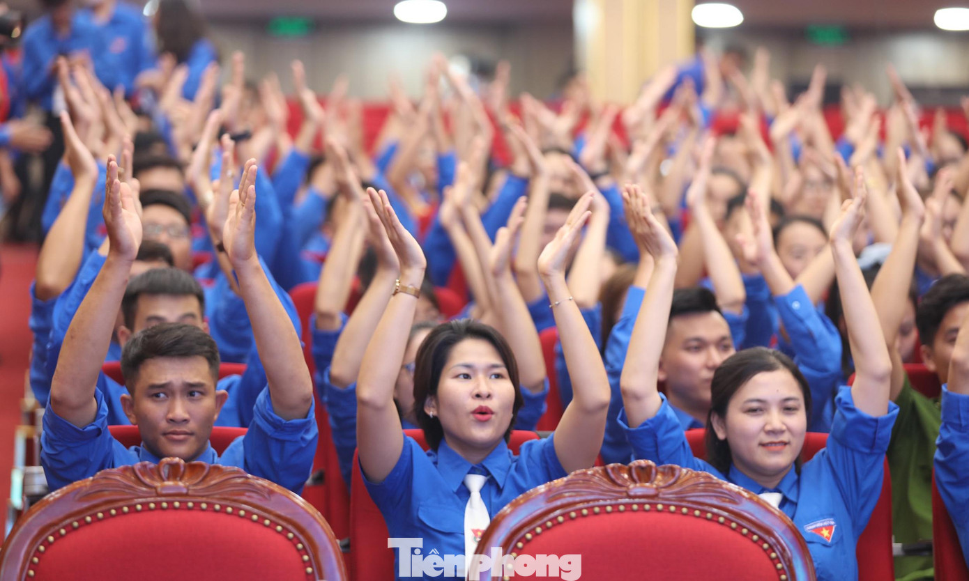 Các đại biểu cũng đã vỗ tay theo nhịp giai điệu sôi nổi của nhiều ca khúc về tuổi trẻ, về tổ chức Đoàn và tình yêu quê hương đất nước.