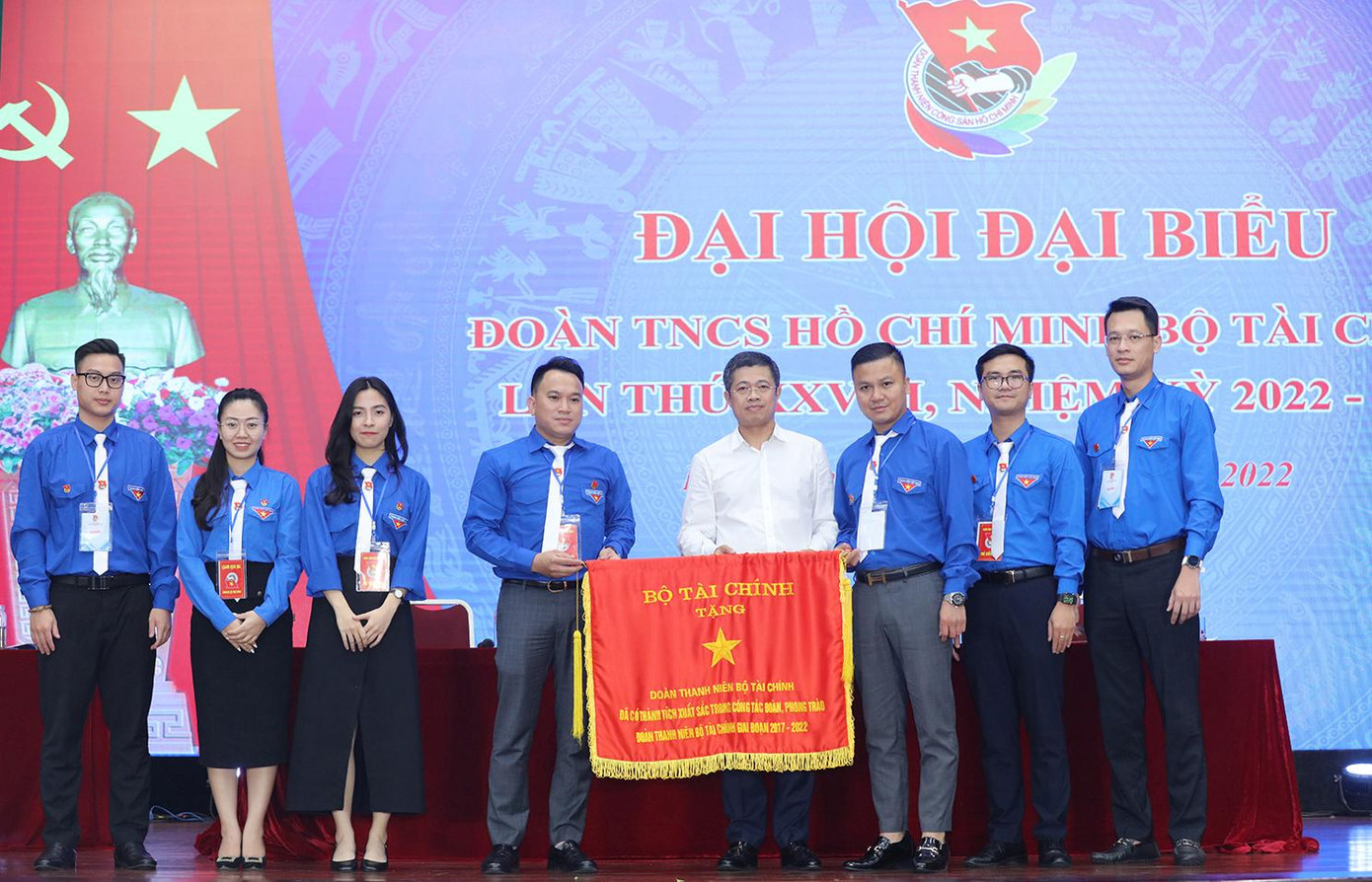 Đoàn Thanh niên Bộ Tài Chính nhận cờ thi đua Bộ Tài chính tặng Đoàn Thanh niên Bộ Tài Chính nhận cờ thi đua Bộ Tài chính tặng