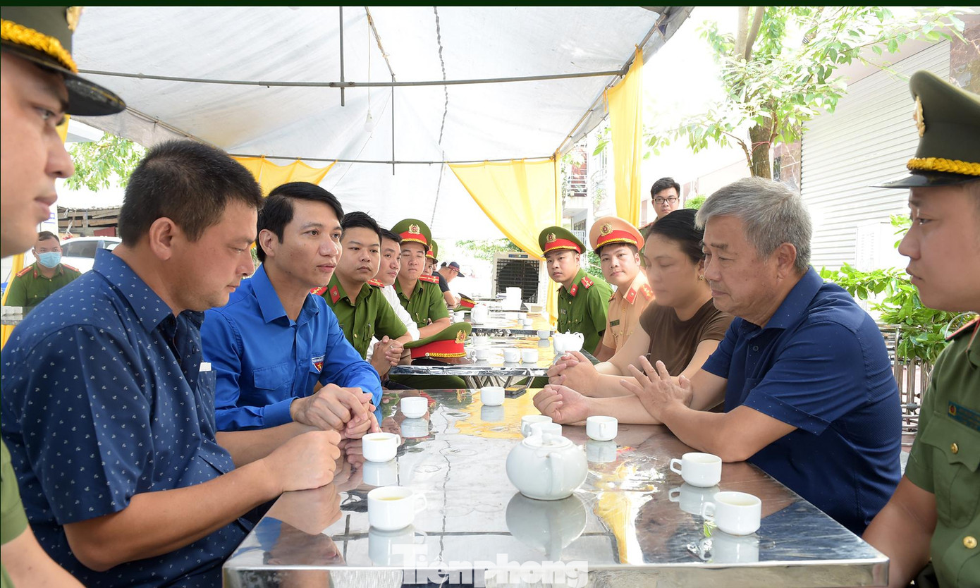 Anh Nguyễn Ngọc Lương cùng đoàn công tác thăm hỏi, động viên thân nhân liệt sĩ Đỗ Đức Việt tại Văn La, Phú La, Hà Đông, Hà Nội. Anh Nguyễn Ngọc Lương cùng đoàn công tác thăm hỏi, động viên thân nhân liệt sĩ Đỗ Đức Việt tại Văn La, Phú La, Hà Đông, Hà Nội.