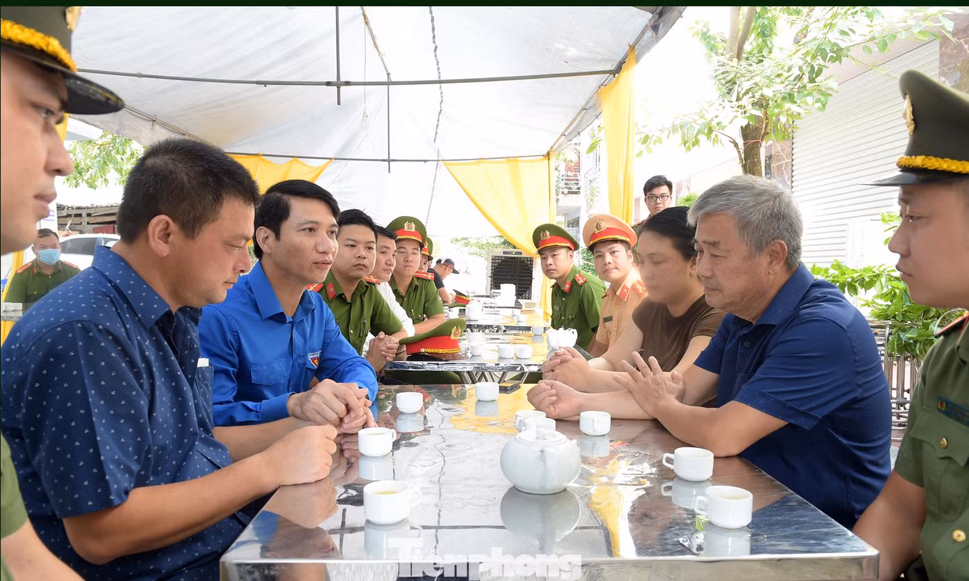 Anh Nguyễn Ngọc Lương cùng đoàn công tác thăm hỏi, động viên thân nhân liệt sĩ Đỗ Đức Việt tại Văn La, Phú La, Hà Đông, Hà Nội.