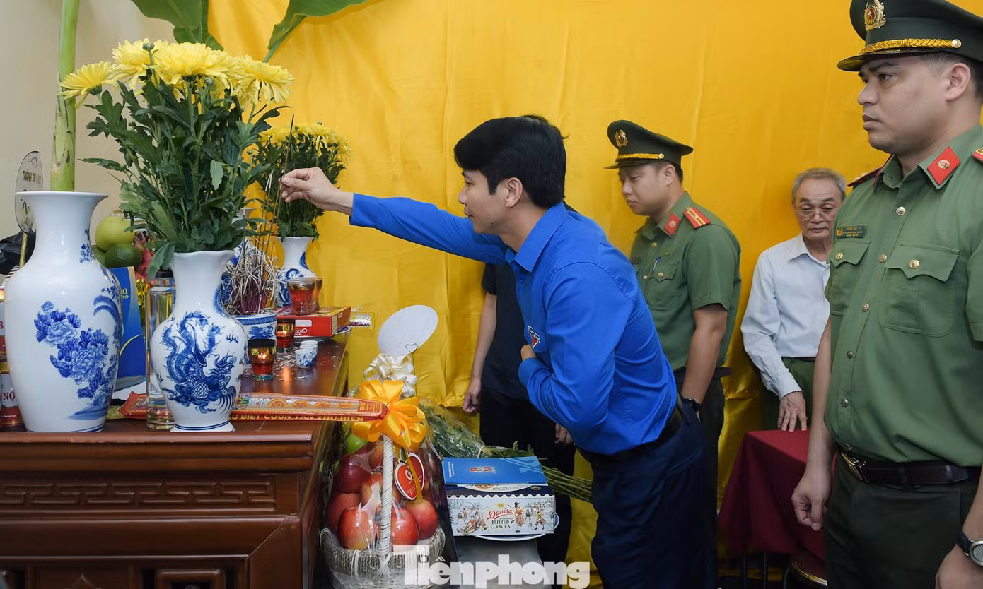 Bí thư T.Ư Đoàn Nguyễn Ngọc Lương thắp hương tưởng nhớ các cán bộ, chiến sĩ đã hy sinh trong vụ cháy tại quận Cầu Giấy. Ảnh: Xuân Tùng