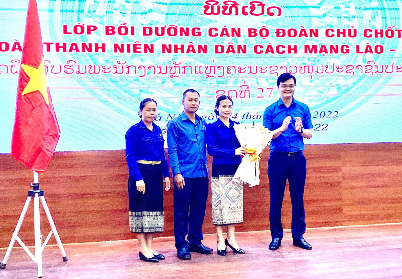 Anh Bùi Quang Huy - Bí thư thường trực Trung ương Đoàn tặng hoa cho Ban cán sự lớp. Ảnh: Thanh Nga Anh Bùi Quang Huy - Bí thư thường trực Trung ương Đoàn tặng hoa cho Ban cán sự lớp. Ảnh: Thanh Nga