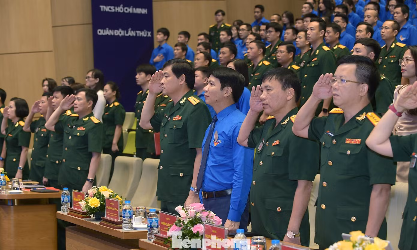 Các đại biểu tại Đại hội thực hiện nghi thức chào cờ. Ảnh: Xuân Tùng Các đại biểu tại Đại hội thực hiện nghi thức chào cờ. Ảnh: Xuân Tùng