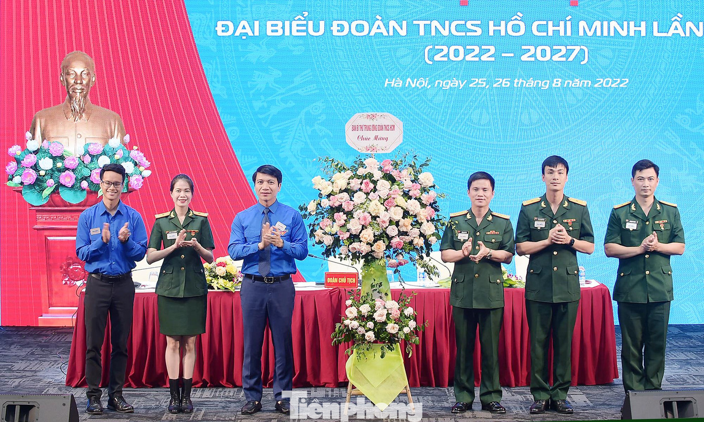Anh Nguyễn Ngọc Lương - Bí thư Trung ương Đoàn, Chủ tịch Hội LHTN Việt Nam tặng hoa chúc mừng Đại hội. Ảnh: Xuân Tùng