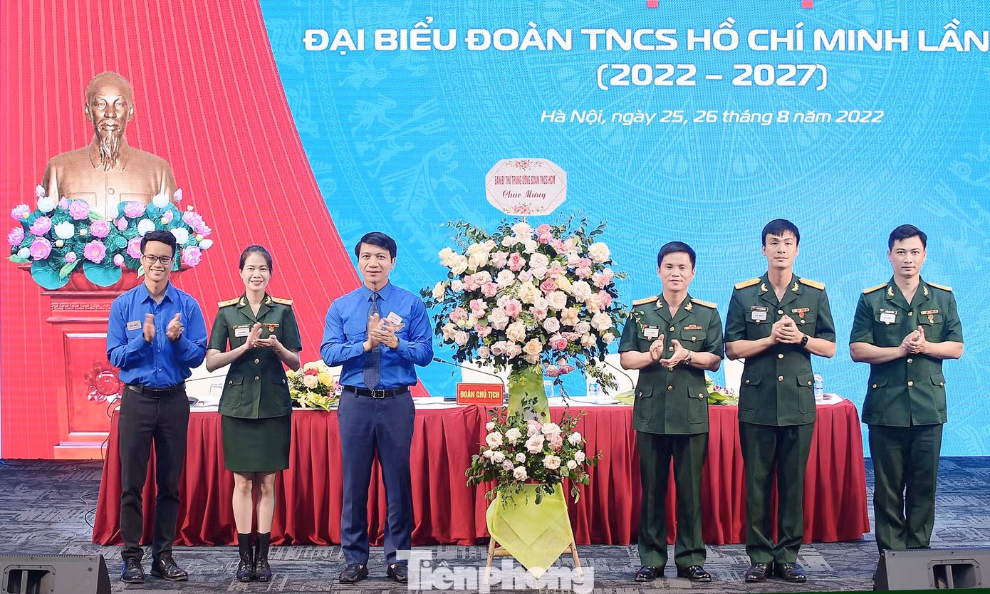 Anh Nguyễn Ngọc Lương - Bí thư Trung ương Đoàn, Chủ tịch Hội LHTN Việt Nam tặng hoa chúc mừng Đại hội. Ảnh: Xuân Tùng Anh Nguyễn Ngọc Lương - Bí thư Trung ương Đoàn, Chủ tịch Hội LHTN Việt Nam tặng hoa chúc mừng Đại hội. Ảnh: Xuân Tùng