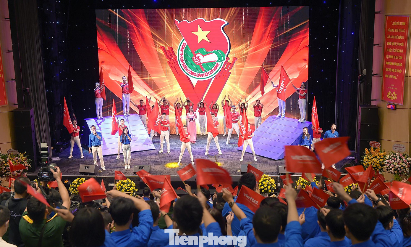 Văn nghệ chào mừng Đại hội đại biểu Đoàn Thanh niên Viettel. Ảnh: Xuân Tùng