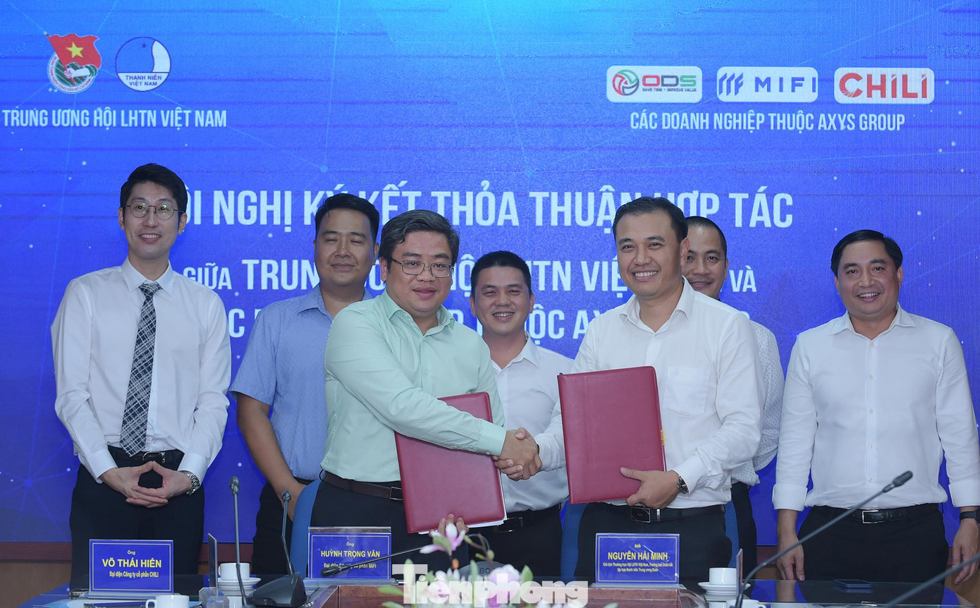 Anh Nguyễn Hải Minh ký kết với đại diện các doanh nghiệp thuộc AXYS Group. Ảnh: Xuân Tùng