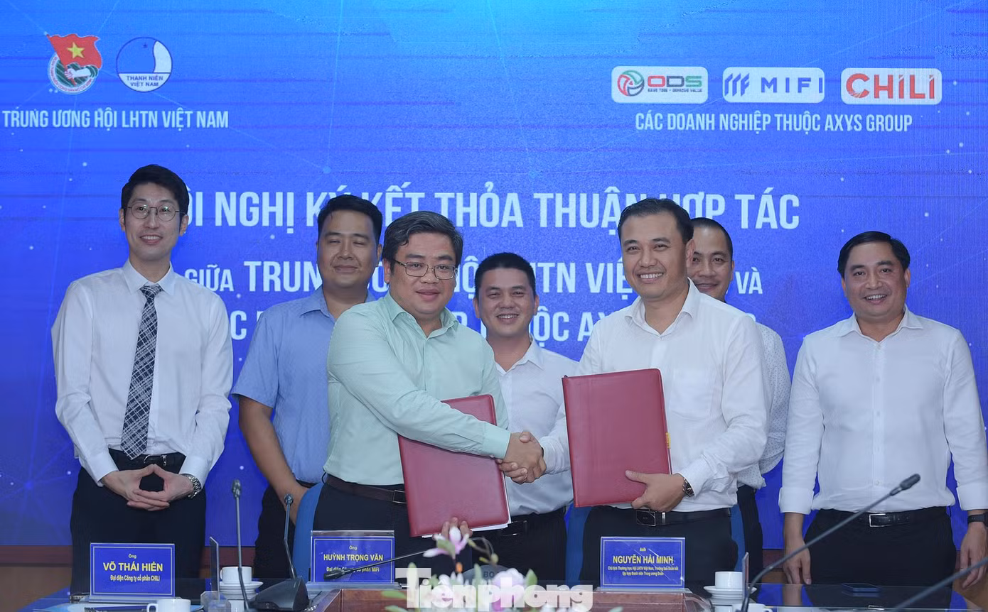 Anh Nguyễn Hải Minh ký kết với đại diện các doanh nghiệp thuộc AXYS Group. Ảnh: Xuân Tùng