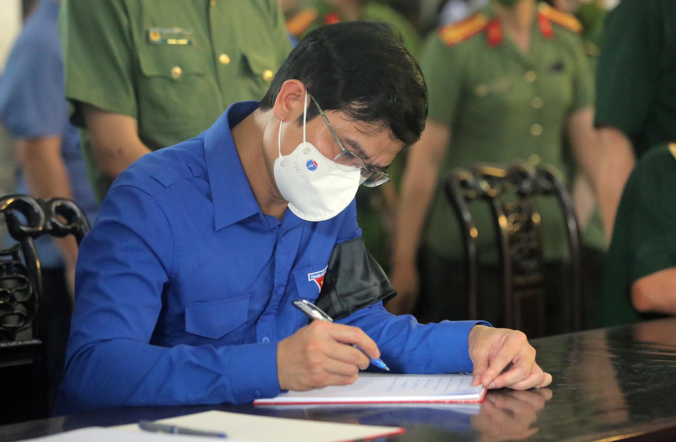 Anh Bùi Quang Huy ghi sổ tang tưởng niệm các liệt sĩ.