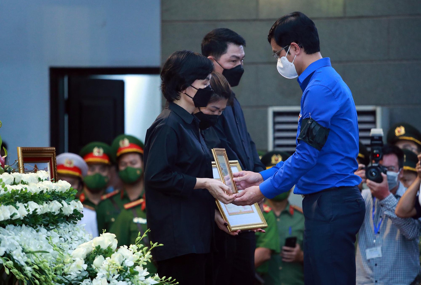 Anh Bùi Quang Huy trao tặng Huy hiệu Tuổi trẻ dũng cảm tới thân nhân liệt sĩ Hạ sĩ Nguyễn Đình Phúc.