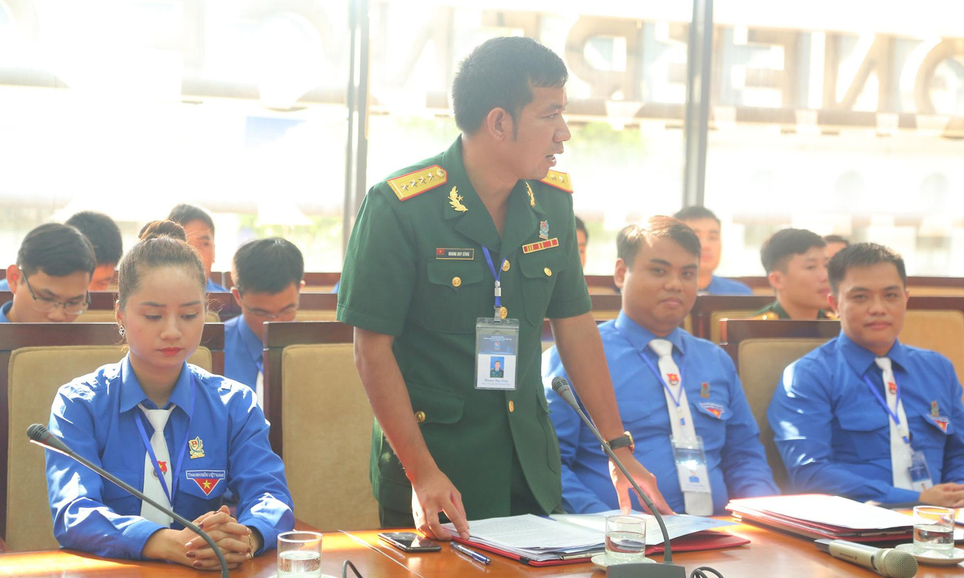 Anh Hoàng Duy Công đóng góp ý kiến tại diễn đàn