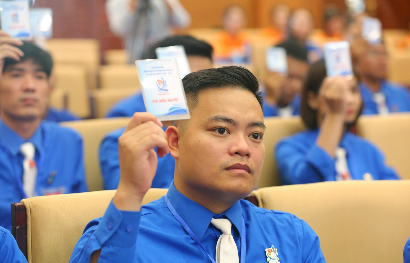 Các đại biểu tiến hành biểu quyết thông qua nhiều nội dung trong chương trình làm việc của Đại hội.