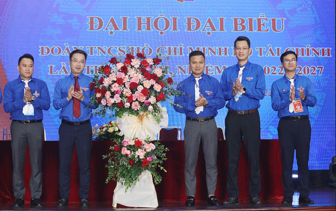 Anh Nguyễn Tường Lâm - Bí thư Trung ương Đoàn tặng lẵng hoa chúc mừng Đại hội. Anh Nguyễn Tường Lâm - Bí thư Trung ương Đoàn tặng lẵng hoa chúc mừng Đại hội.