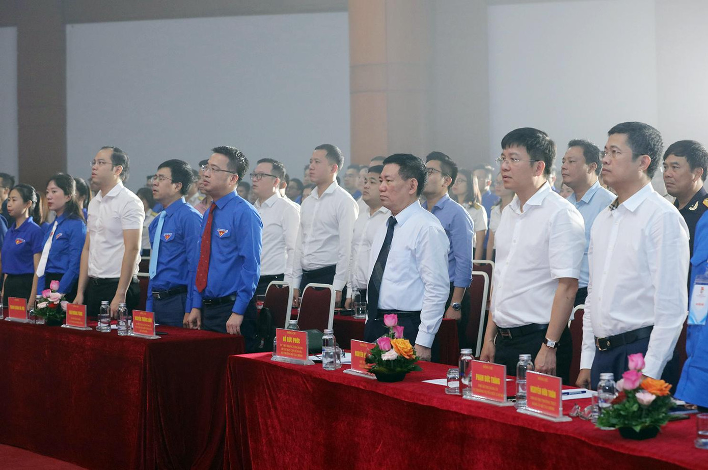 Các đại biểu thực hiện nghi lễ chào cờ tại Đại hội Các đại biểu thực hiện nghi lễ chào cờ tại Đại hội