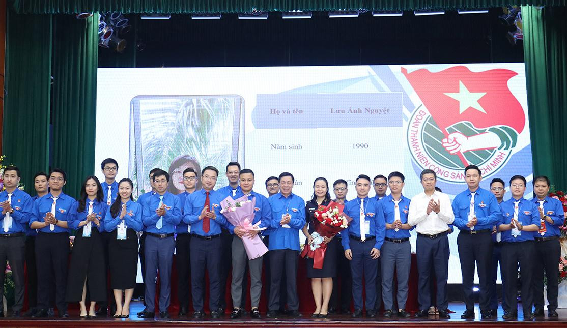 Lãnh đạo Bộ Tài chính và Trung ương Đoàn tặng hoa, chúc mừng Ban Chấp hành Đoàn Thanh niên Bộ Tài chính khóa XXVIII. Lãnh đạo Bộ Tài chính và Trung ương Đoàn tặng hoa, chúc mừng Ban Chấp hành Đoàn Thanh niên Bộ Tài chính khóa XXVIII.