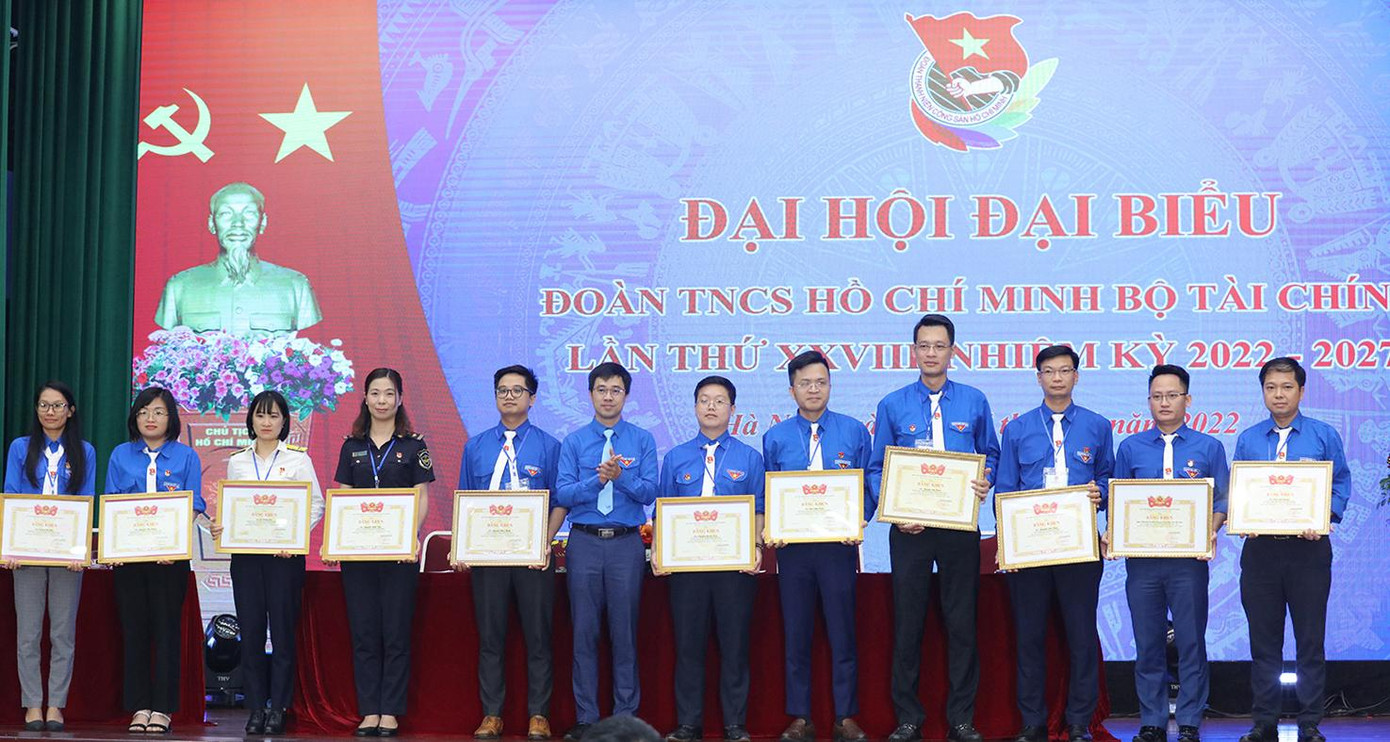 Anh Bùi Hoàng Tùng trao Bằng khen của Đoàn Khối các cơ quan Trung ương tặng các cá nhân của Bộ Tài chính Anh Bùi Hoàng Tùng trao Bằng khen của Đoàn Khối các cơ quan Trung ương tặng các cá nhân của Bộ Tài chính