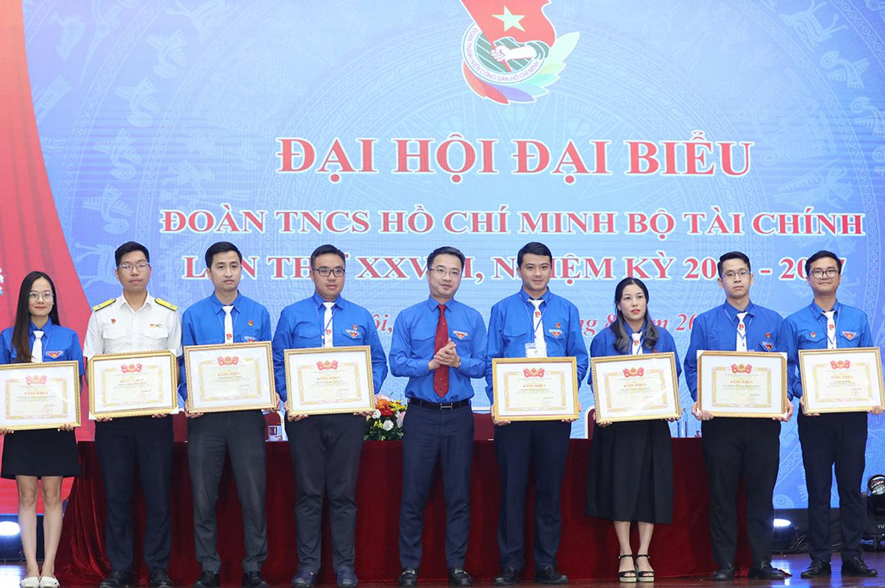 Anh Nguyễn Tường Lâm trao Bằng khen của Đoàn Khối các cơ quan Trung ương tặng các tập thể của Bộ Tài chính Anh Nguyễn Tường Lâm trao Bằng khen của Đoàn Khối các cơ quan Trung ương tặng các tập thể của Bộ Tài chính