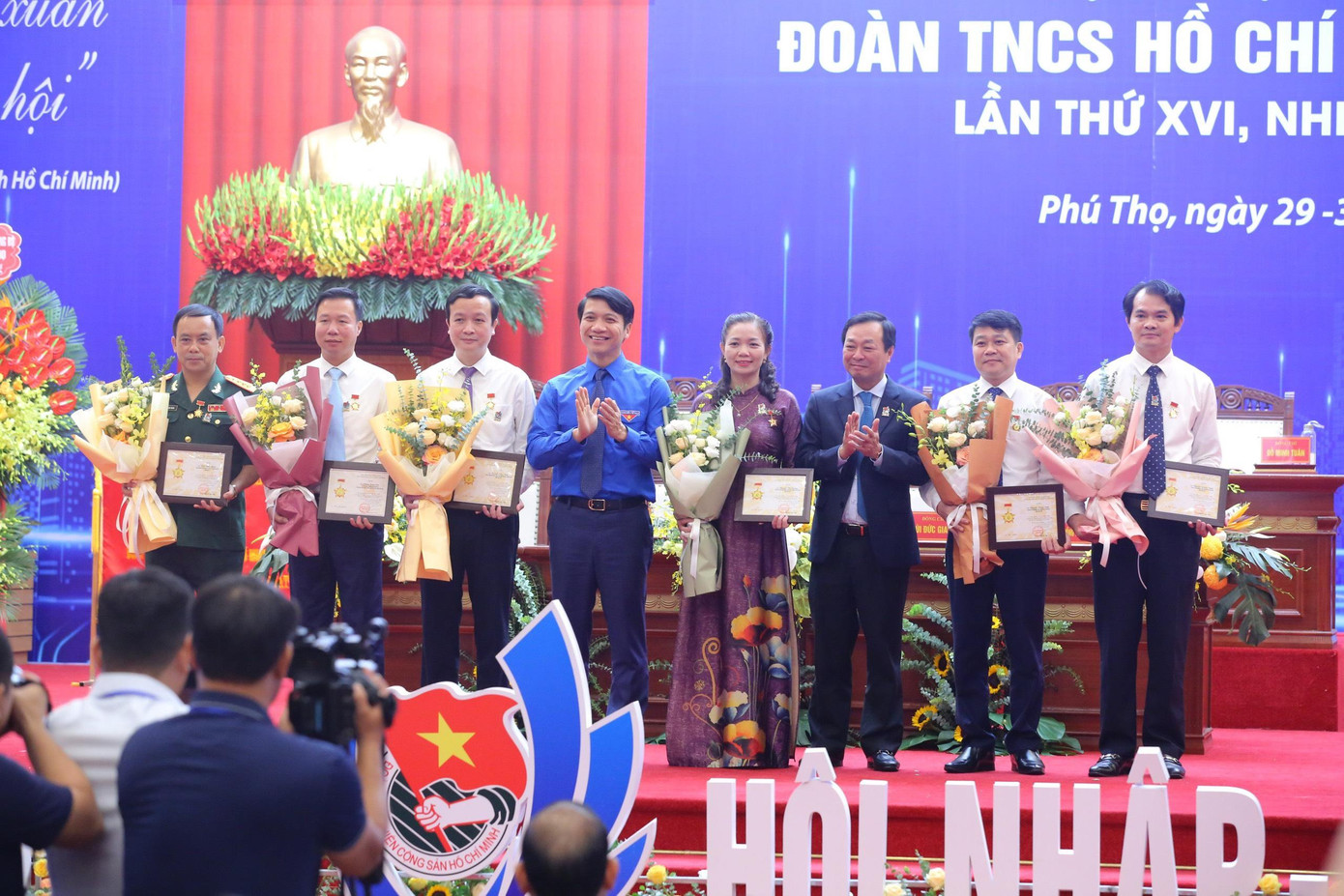 Anh Nguyễn Ngọc Lương trao tặng Kỷ niệm chương "Vì thế hệ tuổi trẻ" cho các cá nhân. Anh Nguyễn Ngọc Lương trao tặng Kỷ niệm chương "Vì thế hệ tuổi trẻ" cho các cá nhân.