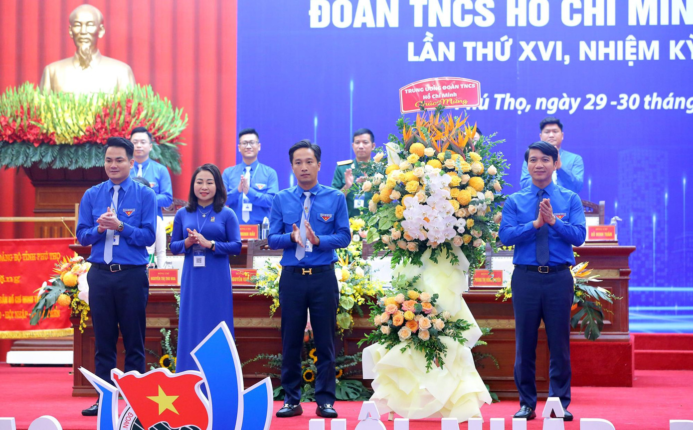 Bí thư T.Ư Đoàn, Chủ tịch Hội LHTN Việt Nam Nguyễn Ngọc Lương tặng hoa chúc mừng Đại hội.