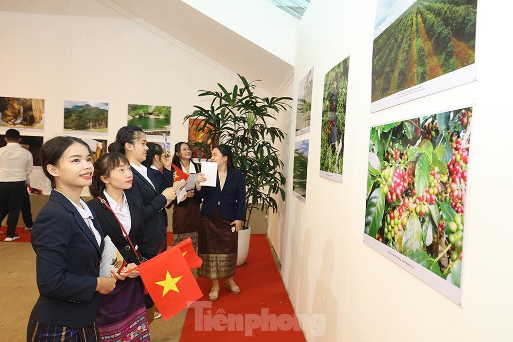 Triển lãm với chủ đề "Tình hữu nghị Lào-Việt Nam đời đời bền vững" tại Trung tâm Nghệ thuật và Văn hóa Việt Nam (tháng 7/2022). Ảnh: Như Ý Triển lãm với chủ đề "Tình hữu nghị Lào-Việt Nam đời đời bền vững" tại Trung tâm Nghệ thuật và Văn hóa Việt Nam (tháng 7/2022). Ảnh: Như Ý